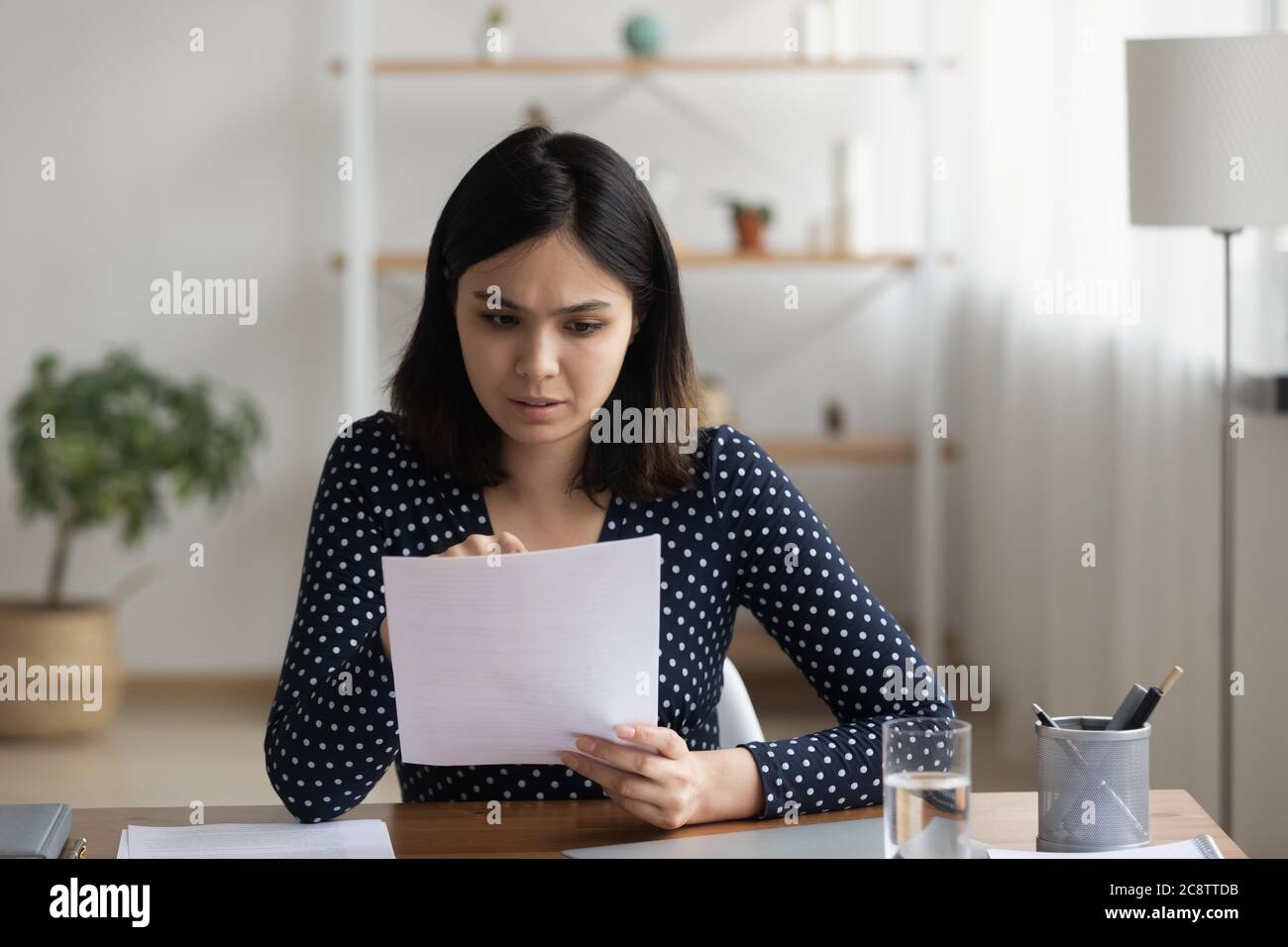 Nachdenklich asiatische Mädchen lesen Post Papier Brief Korrespondenz Stockfoto