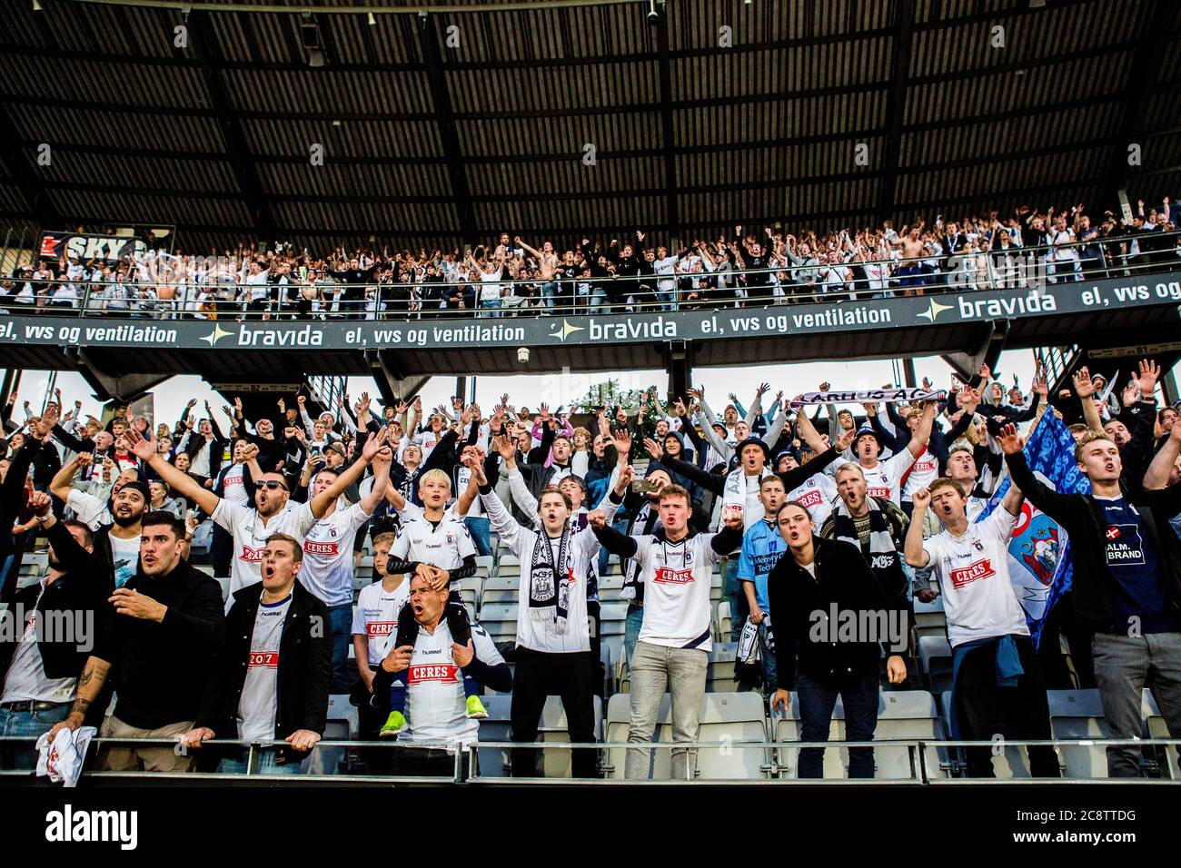 Aarhus, Dänemark. Juli 2020. Fußballfans der AGF feiern nach dem 3F Superliga-Spiel zwischen AGF und Brondby IF im Ceres Park in Aarhus Bronzemedaillen. (Foto Kredit: Gonzales Foto/Alamy Live News Stockfoto