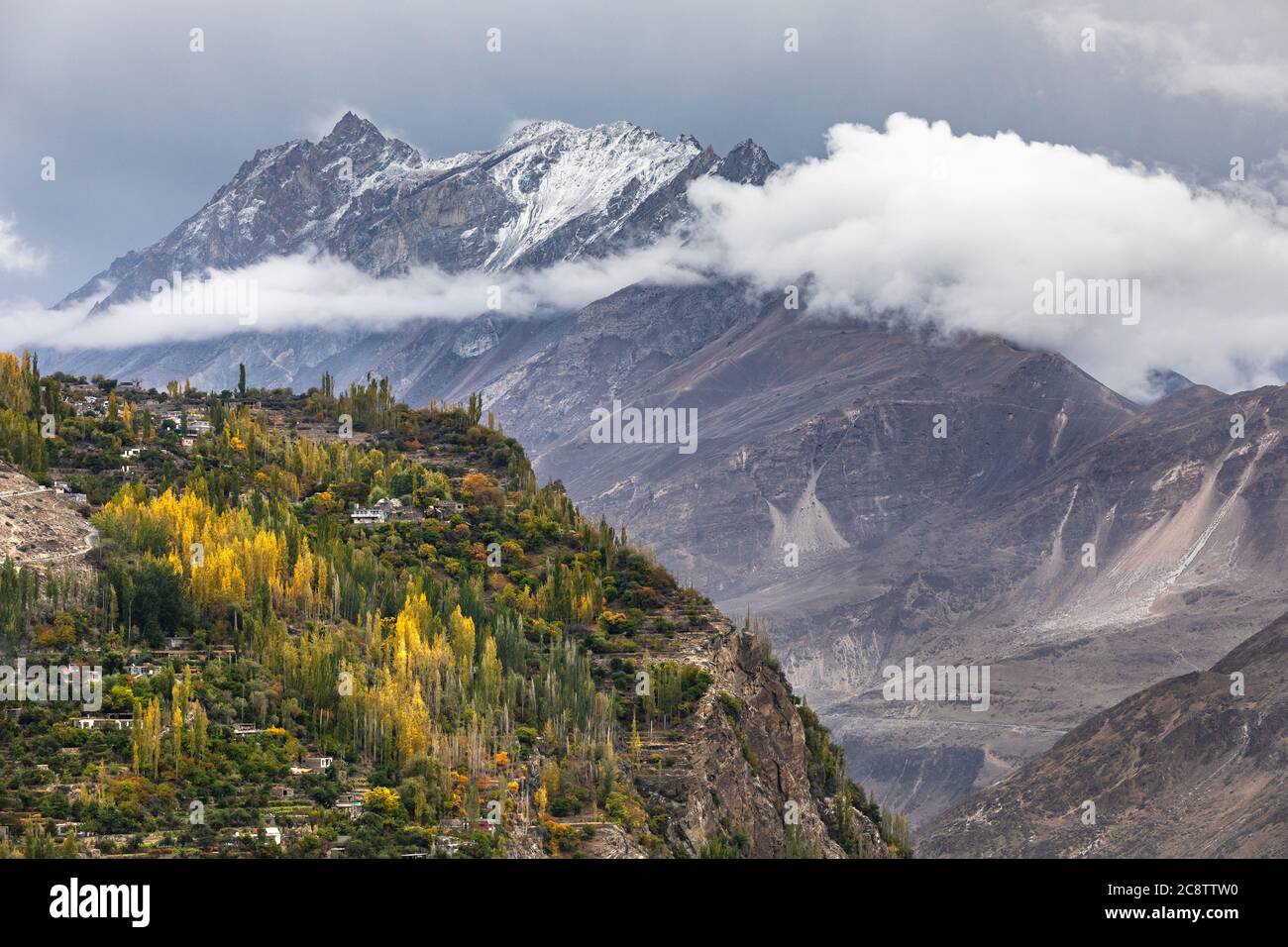 Bergdorf im tal des Flusses hunza. Nordpakistan Stockfoto