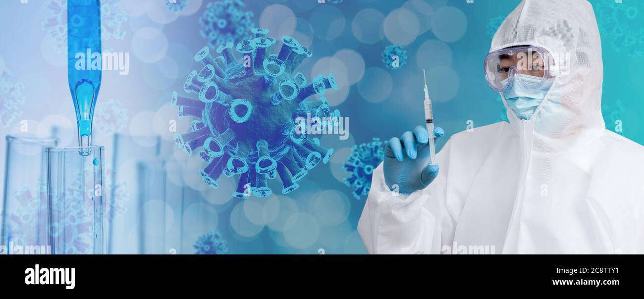 Ein Wissenschaftler mit blauen Handschuhen und einem Schutzanzug mit einem Covid-19-Impfstoff im Hintergrund eines Biotechnologie-Konzepts. Stockfoto