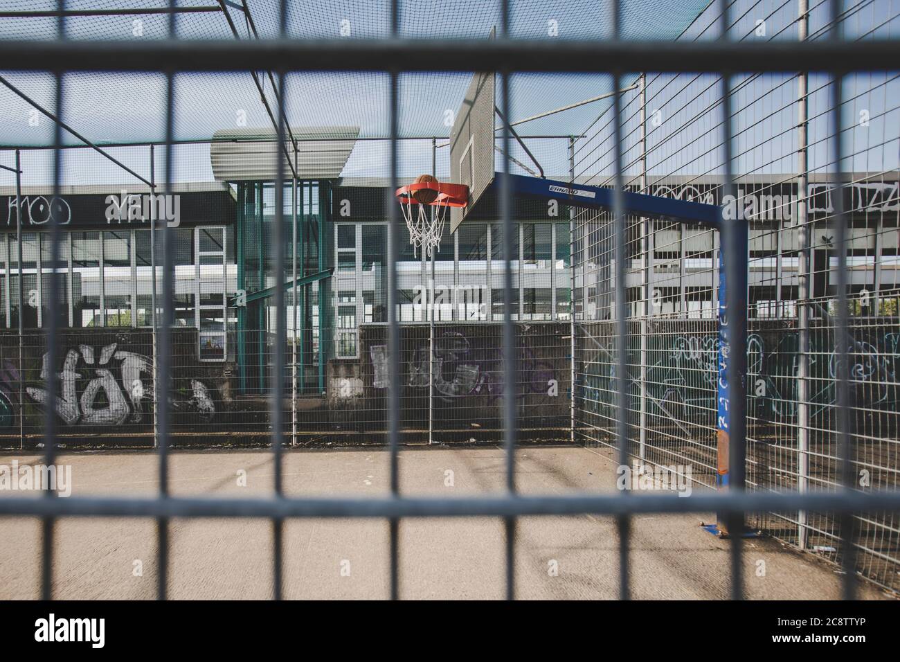 Köln, 23.07.2020: Feature Streetbasketball an einer Strassenbahnstation. Stockfoto