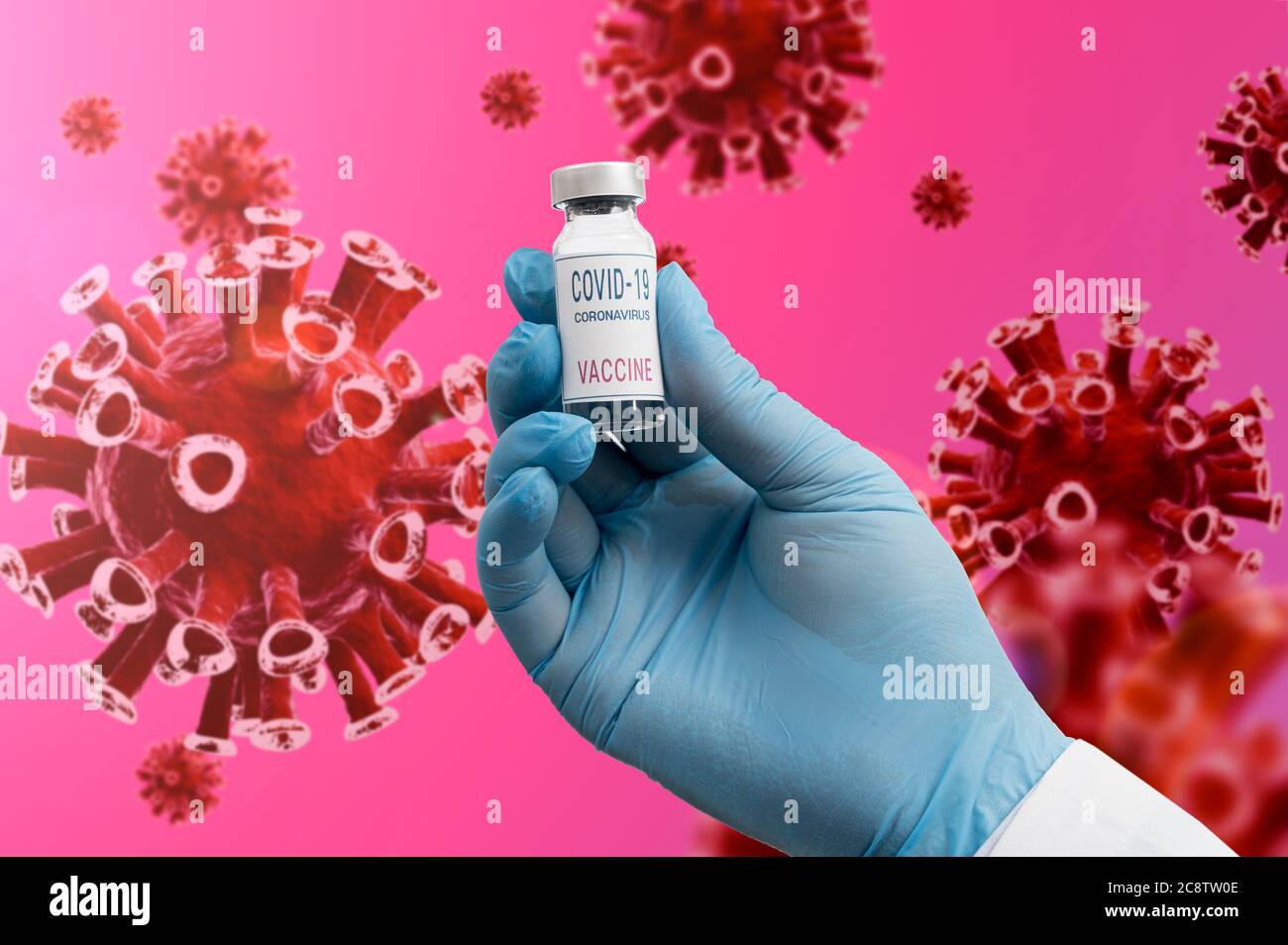 Die Hand des Wissenschaftlers hält den Covid-19-Impfstoff mit blauen Handschuhen im Hintergrund des Biotechnologie-Konzepts. Stockfoto