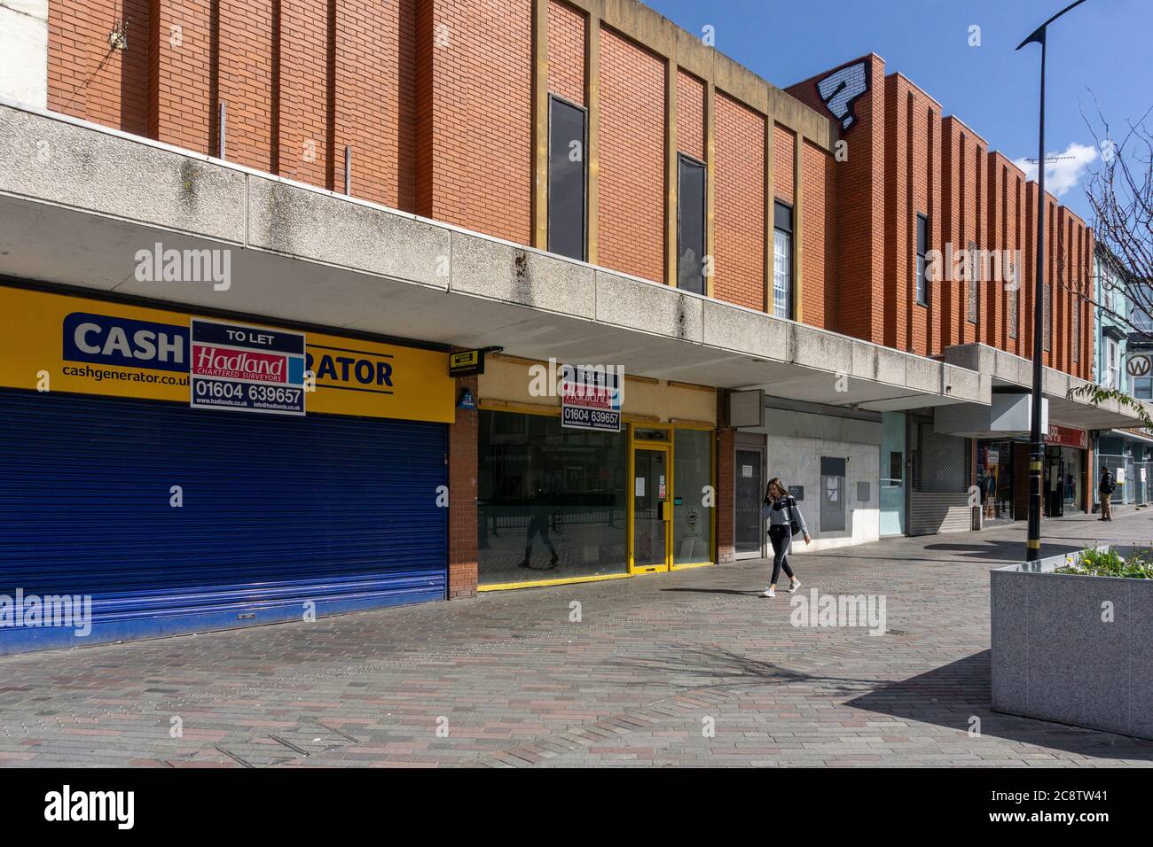 High Street-Shop-Einheiten nach dem Geschäftsrückgang während Covid 19, Northampton, Großbritannien, zu vermieten Stockfoto