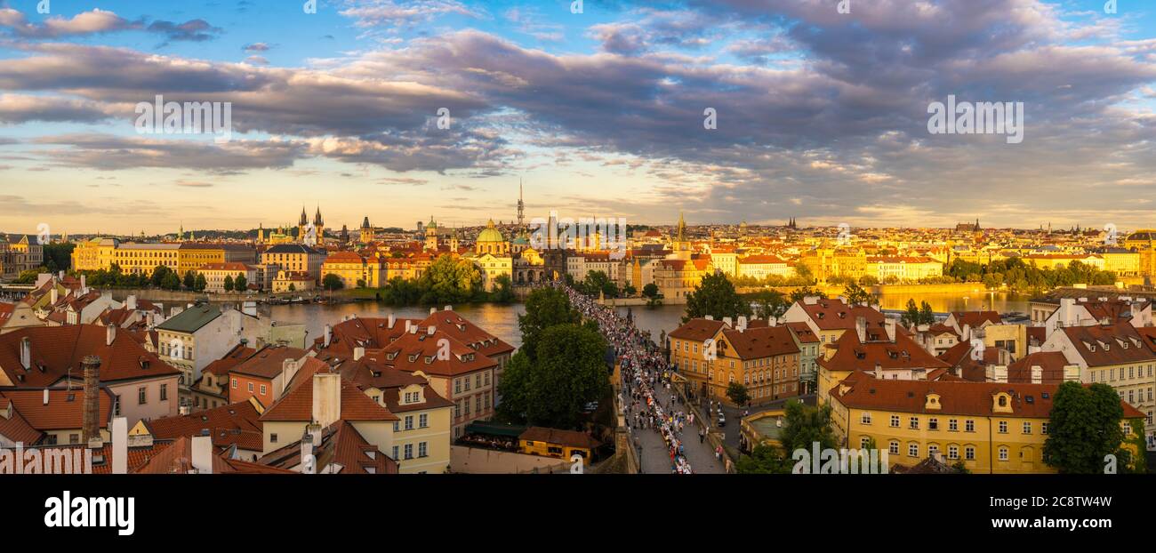 Panorama von Alt Prag und der Karlsbrücke bei einem schönen Sonnenuntergang Stockfoto