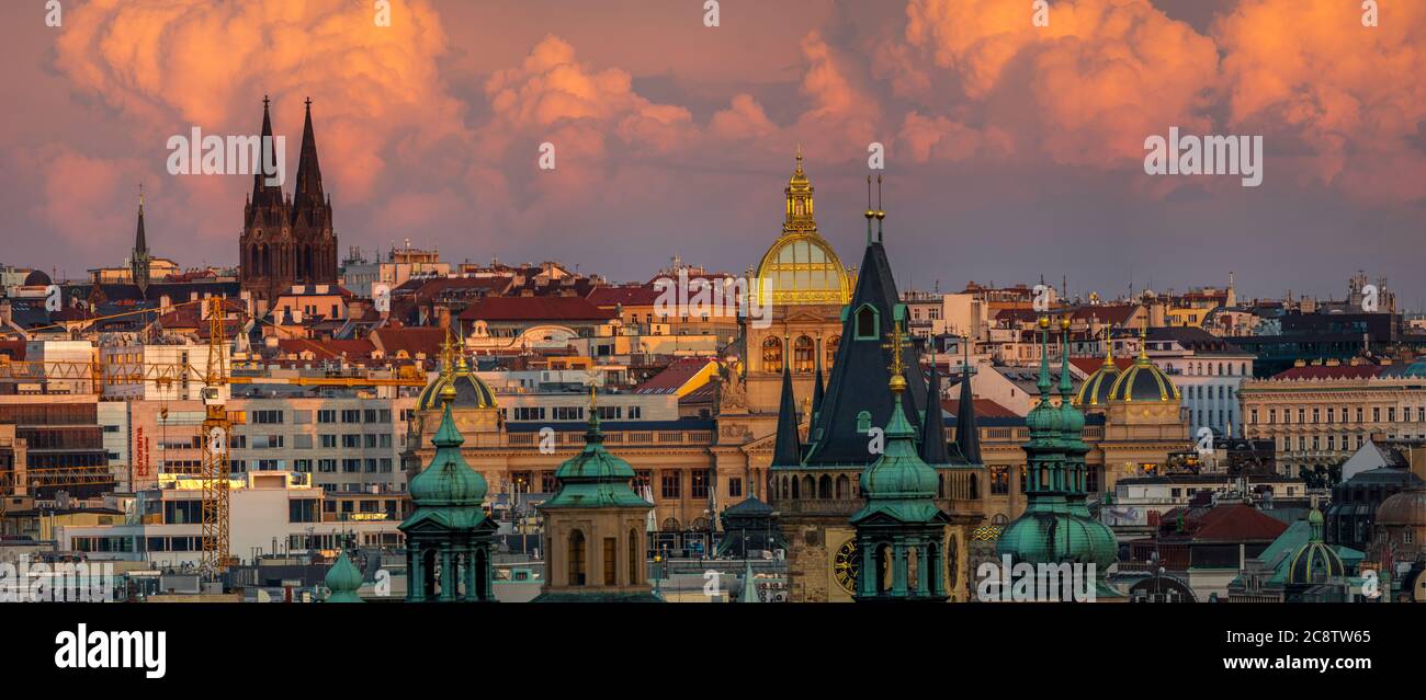 Panorama der Prager Architektur vor dem Hintergrund der schönen Sturmwolken Stockfoto