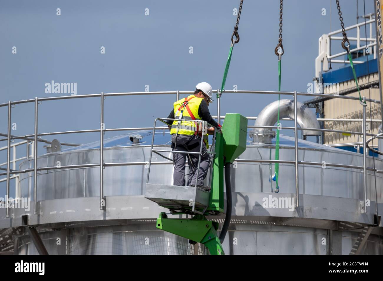 Monteure arbeiten am Lift Stockfoto