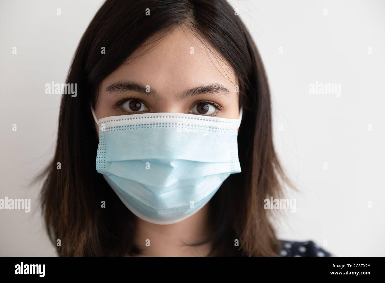 Porträt der Frau in medizinischen Gesichtsmaske Abdeckung Stockfoto