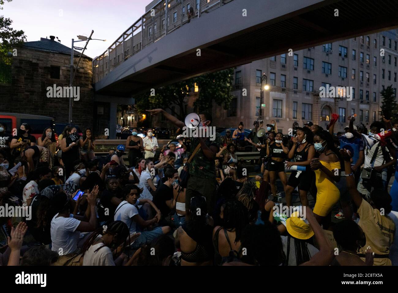 New York, New York, USA. Juli 2020. Während des Black L:ives Matter Movement Marsches für Black Womxn, die auf der Nordseite des FDR in New York, New York, protestieren, werden Demonstranten gezeigt. Kredit: Brian Branch Price/ZUMA Wire/Alamy Live Nachrichten Stockfoto