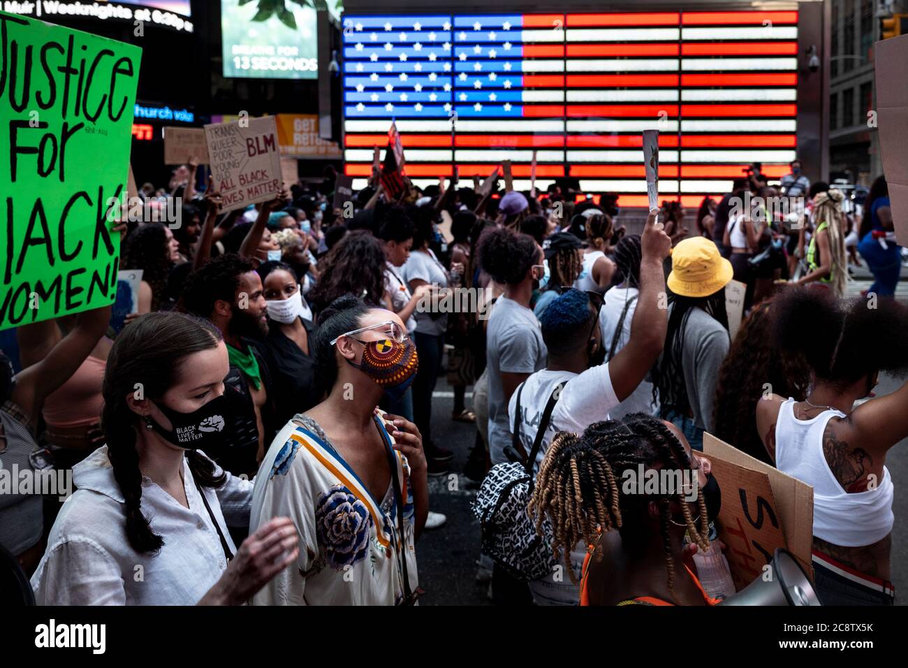 New York, New York, USA. Juli 2020. Demonstranten werden während eines Marsches der Black Lives Matter Bewegung für Black Womxn Protest am Times Square gezeigt. Kredit: Brian Branch Price/ZUMA Wire/Alamy Live Nachrichten Stockfoto
