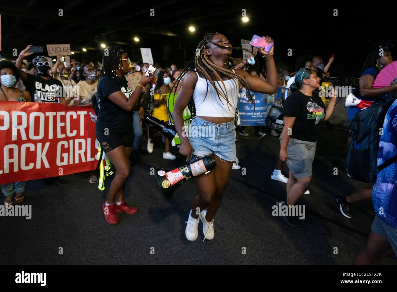 New York, New York, USA. Juli 2020. Während des Black L:ives Matter Movement Marsches für Black Womxn, die auf der Nordseite des FDR in New York, New York, protestieren, werden Demonstranten gezeigt. Kredit: Brian Branch Price/ZUMA Wire/Alamy Live Nachrichten Stockfoto