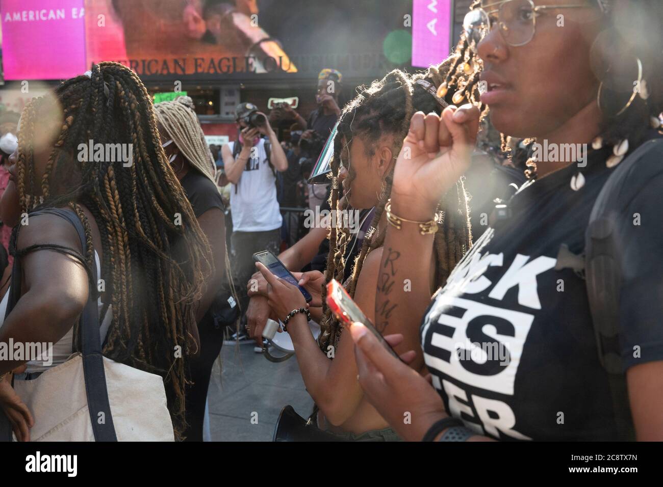 New York, New York, USA. Juli 2020. Demonstranten werden während eines Marsches der Black Lives Matter Bewegung für Black Womxn Protest am Times Square gezeigt. Kredit: Brian Branch Price/ZUMA Wire/Alamy Live Nachrichten Stockfoto