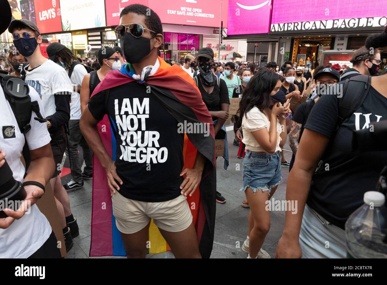 New York, New York, USA. Juli 2020. Demonstranten werden während eines Marsches der Black Lives Matter Bewegung für Black Womxn Protest am Times Square gezeigt. Kredit: Brian Branch Price/ZUMA Wire/Alamy Live Nachrichten Stockfoto