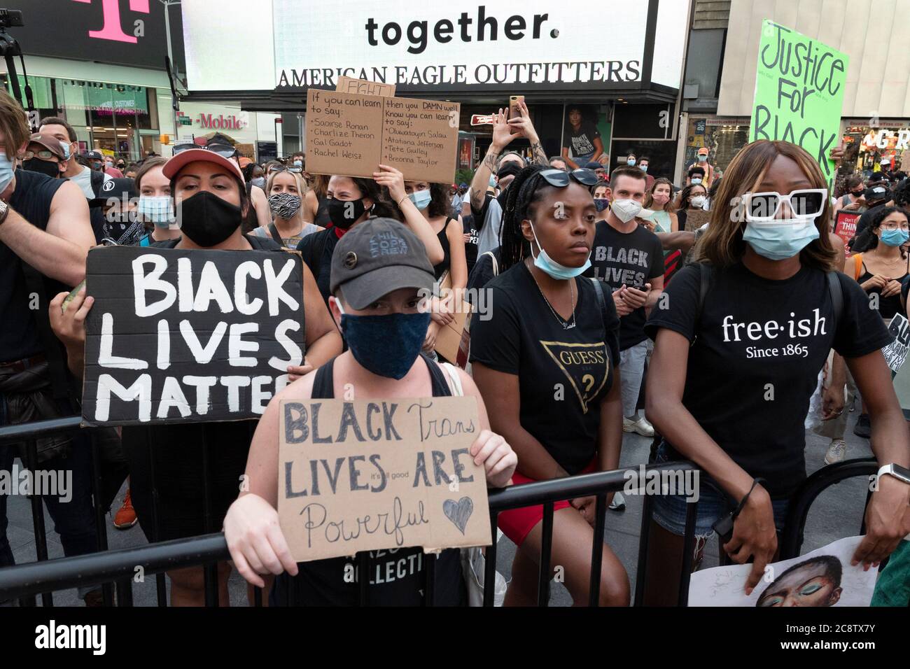New York, New York, USA. Juli 2020. Demonstranten werden während eines Marsches der Black Lives Matter Bewegung für Black Womxn Protest am Times Square gezeigt. Kredit: Brian Branch Price/ZUMA Wire/Alamy Live Nachrichten Stockfoto