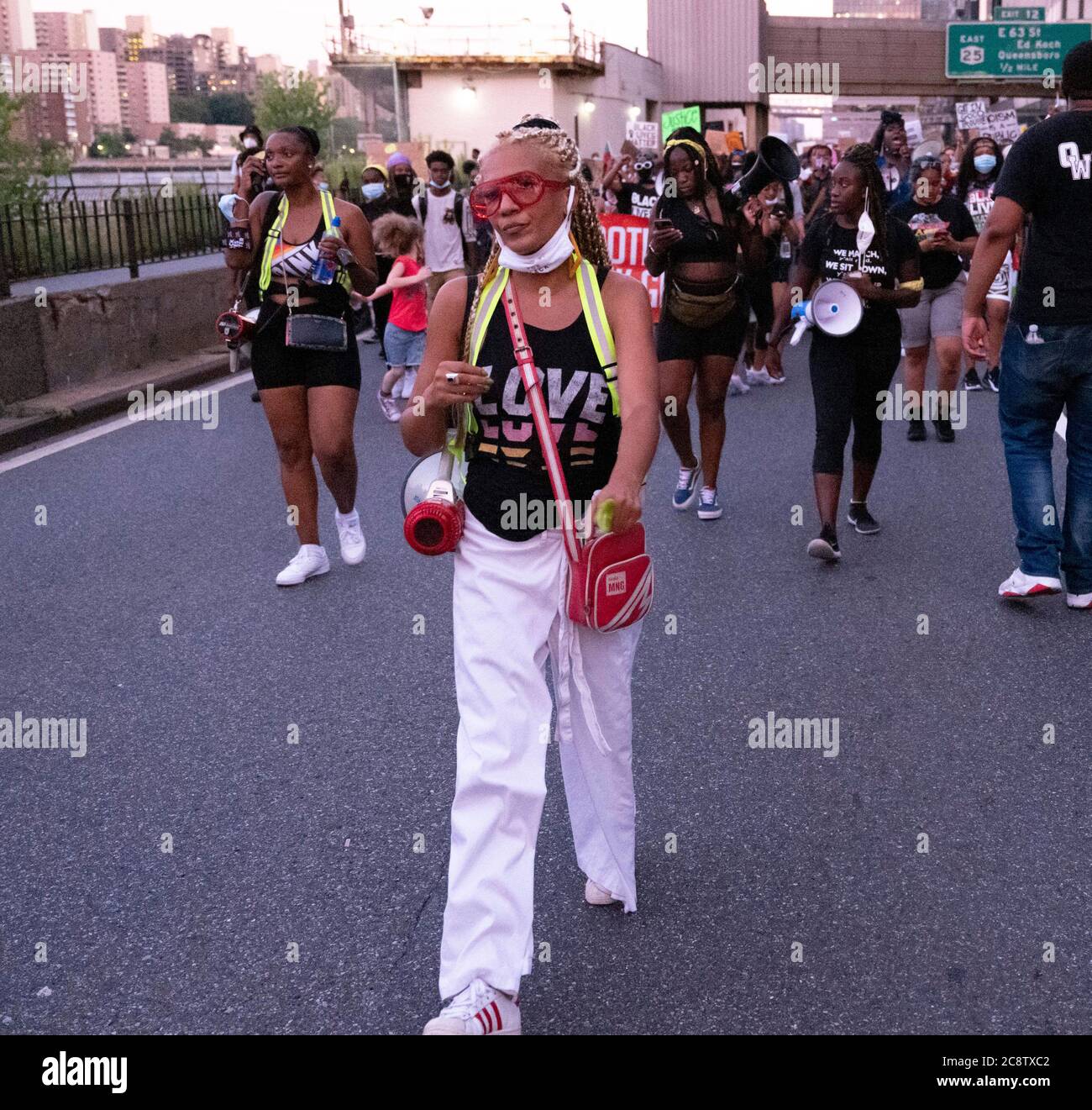 New York, New York, USA. Juli 2020. CAROLINE GOMBE, Gründerin des Marsches für Schwarze Frauen, führt den Marsch der Schwarzen Leben für Schwarze Frauen entlang der Nordseite des FDR in New York, New York. Kredit: Brian Branch Price/ZUMA Wire/Alamy Live Nachrichten Stockfoto