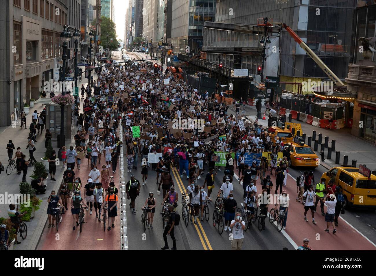 New York, New York, USA. Juli 2020. Demonstranten werden während eines Black Lives Matter Movement Marsches für Black Womxn Protest in 42 Second Street in der Nähe des Grand Central Station gezeigt.Quelle: Brian Branch Price/ZUMA Wire/Alamy Live News Stockfoto