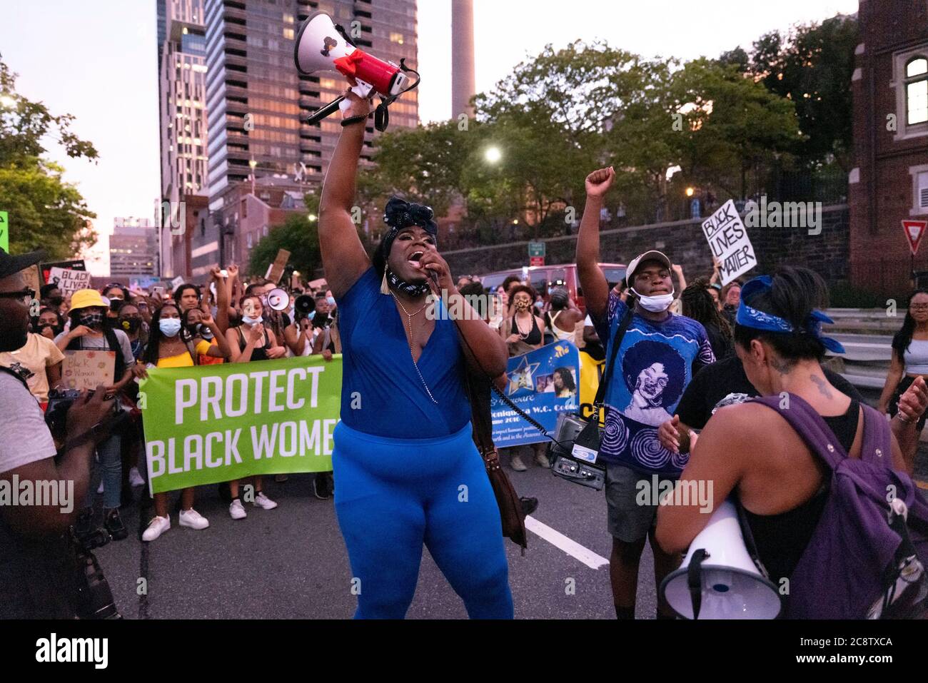 New York, New York, USA. Juli 2020. Während des Black L:ives Matter Movement Marsches für Black Womxn, die auf der Nordseite des FDR in New York, New York, protestieren, werden Demonstranten gezeigt. Kredit: Brian Branch Price/ZUMA Wire/Alamy Live Nachrichten Stockfoto
