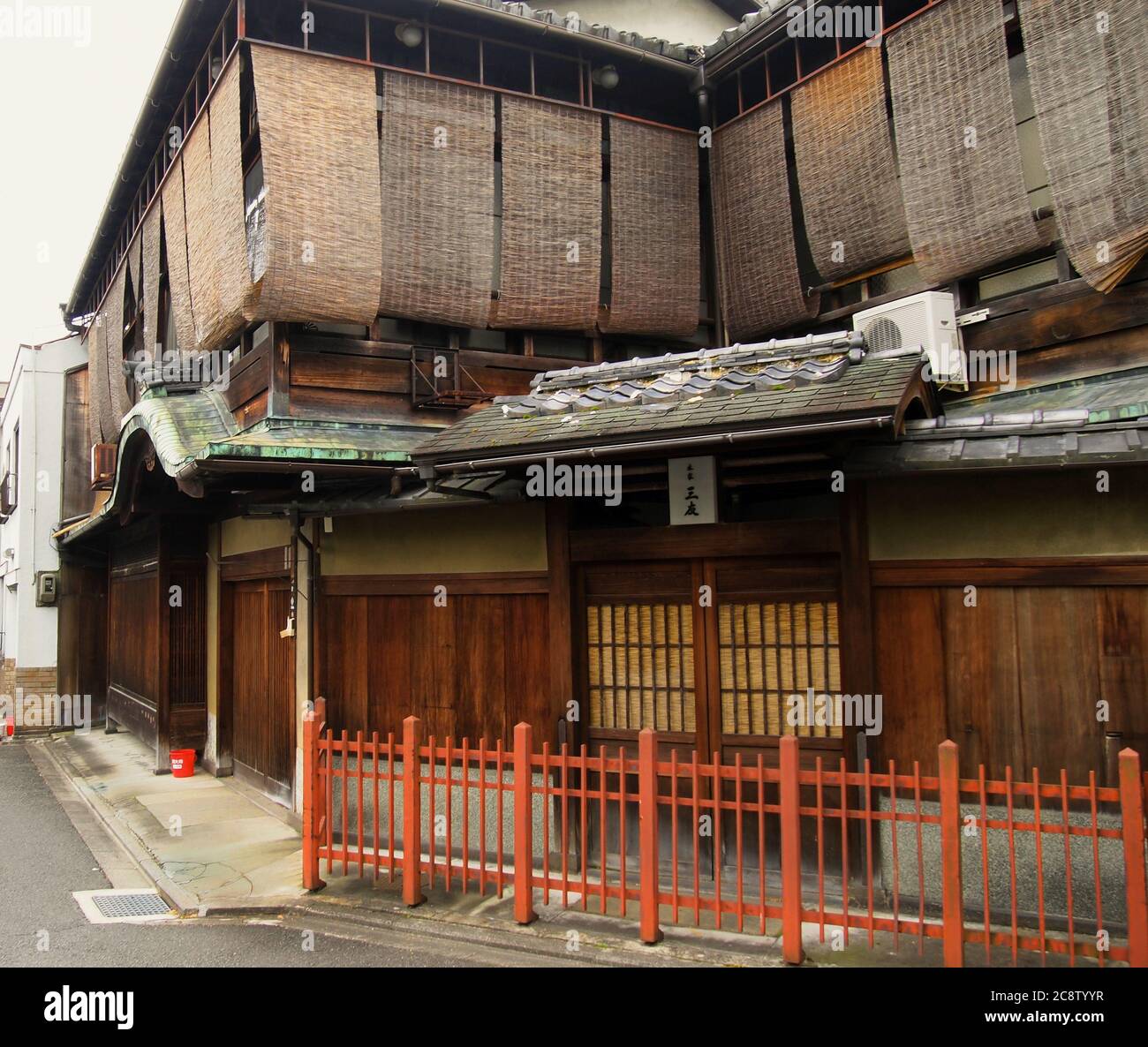 GOJO Rakuen (5th Street Paradise), Rotlichtviertel im alten Kyoto die Gegend war eine Mischung aus Gasthäusern, Theatern, Restaurants, Bars und Bordellen. Viele der Stockfoto