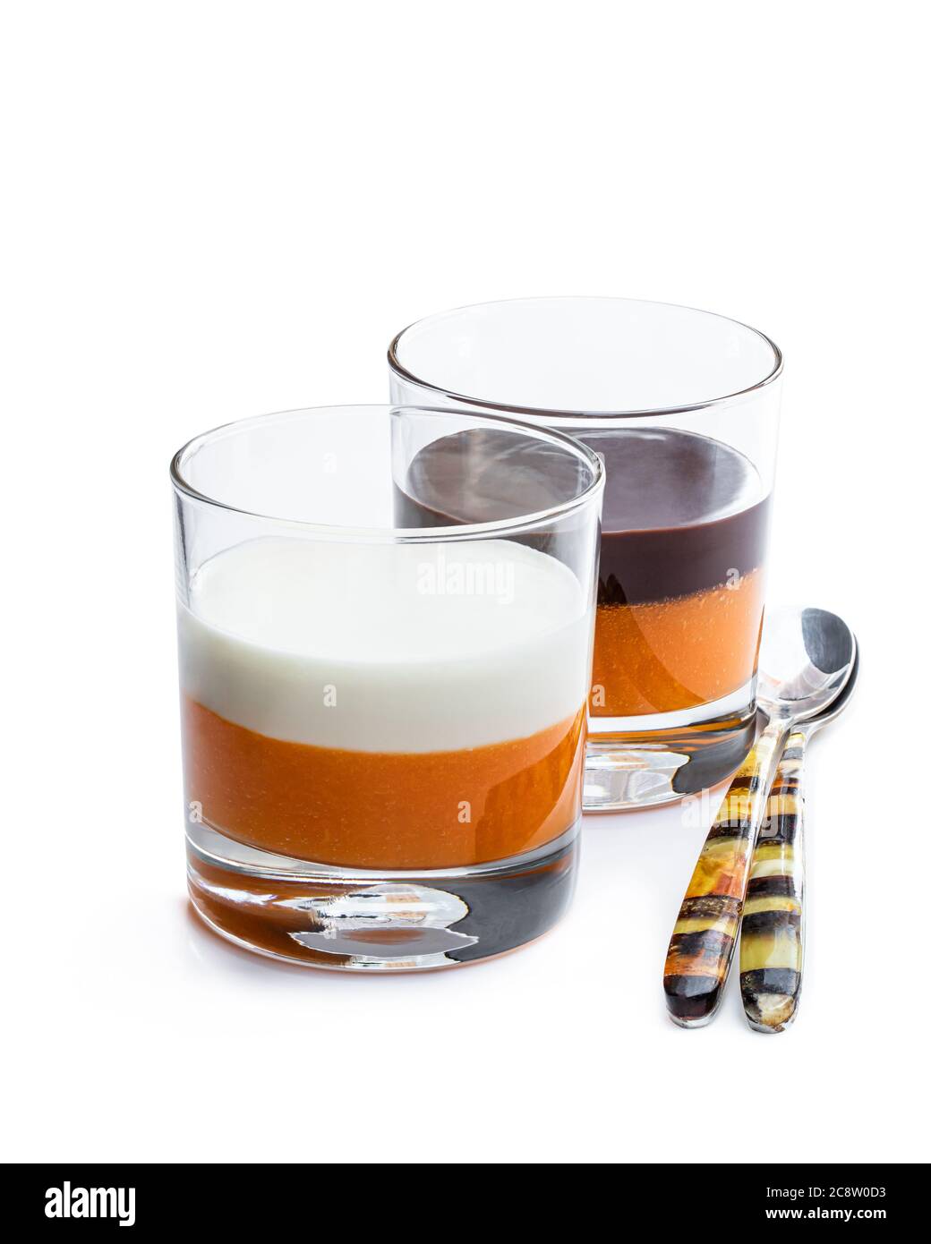Lagendessert im Glas mit Orangengelee mit Vanille und Schokoladenmousse isoliert auf weiß Stockfoto