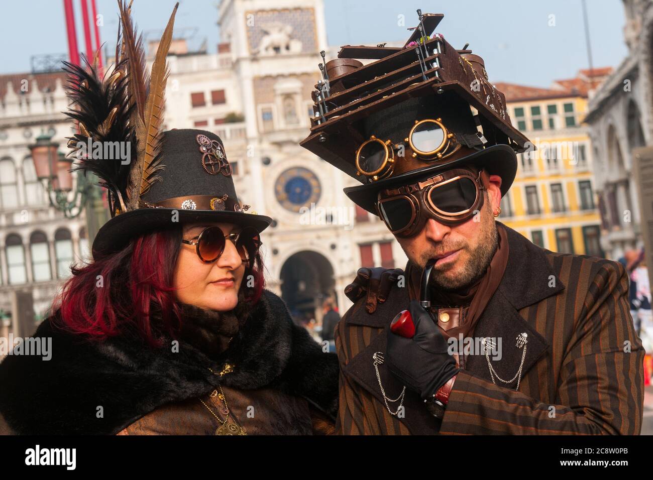 VENEDIG, ITALIEN - 28. FEBRUAR 2020: Zwei Steampunk-Masken posieren auf dem Markusplatz während des Karnevals in Venedig Stockfoto