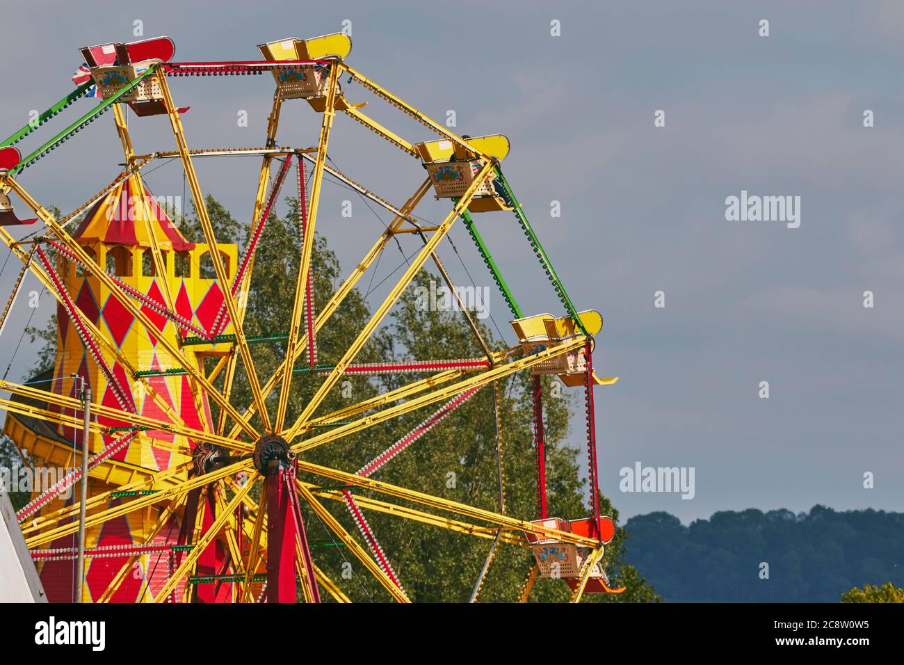 Ein Riesenrad und ein Helter Skelter auf einem lustigen Jahrmarkt, auf der Royal Bath and West Show, einer jährlichen Landwirtschaftsmesse in Somerset, Großbritannien. Stockfoto