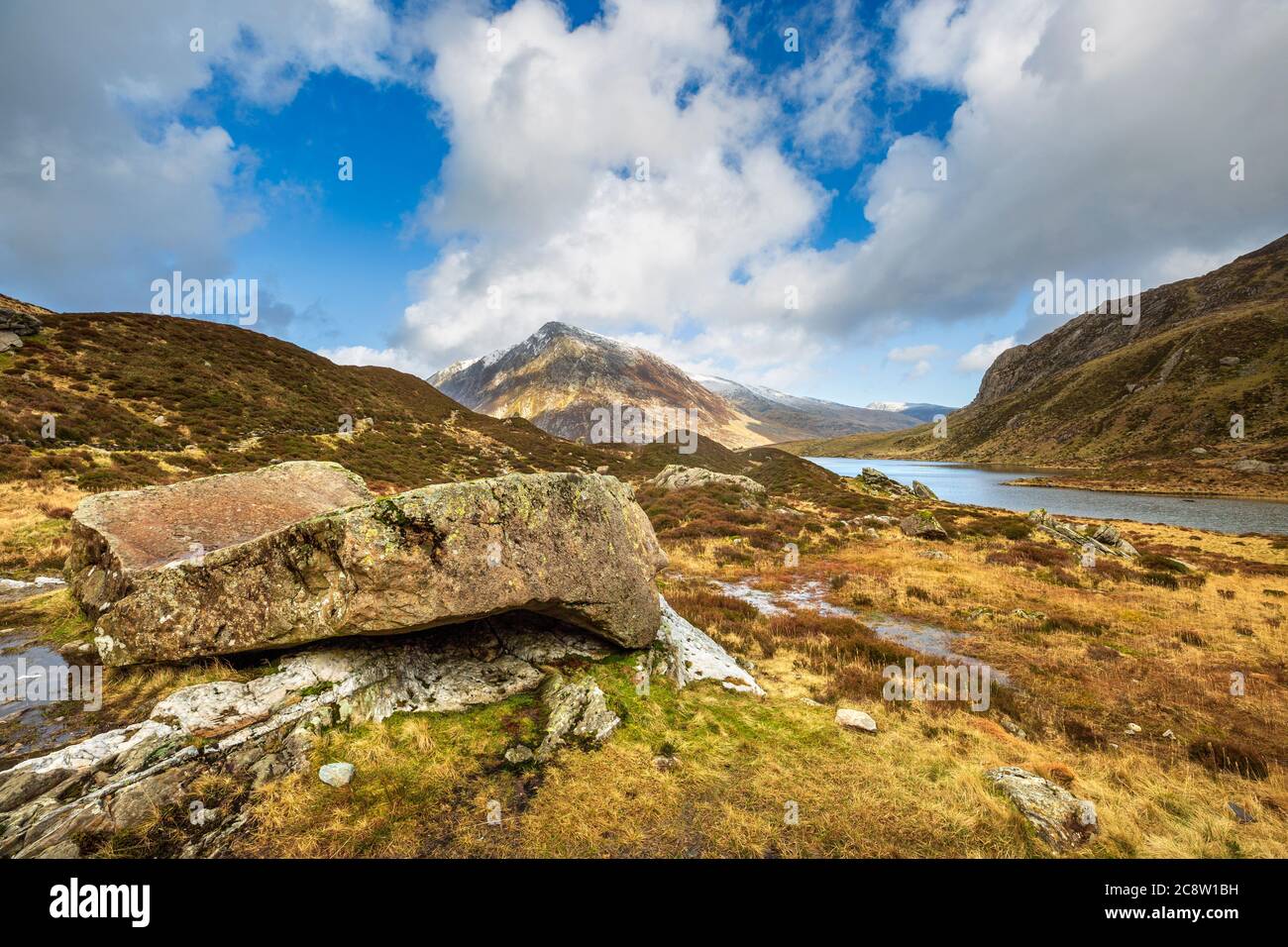 Ein Gletscherblock über dem Lake Idwal im Snowdonia National Park, Wales Stockfoto