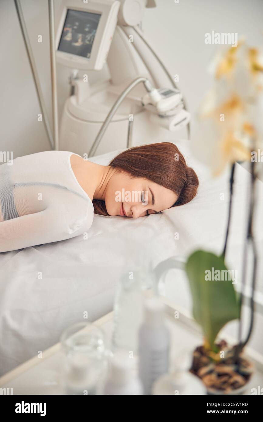 Ziemlich junge Dame, die gute Zeit im Kosmetologie Zentrum Stockfoto