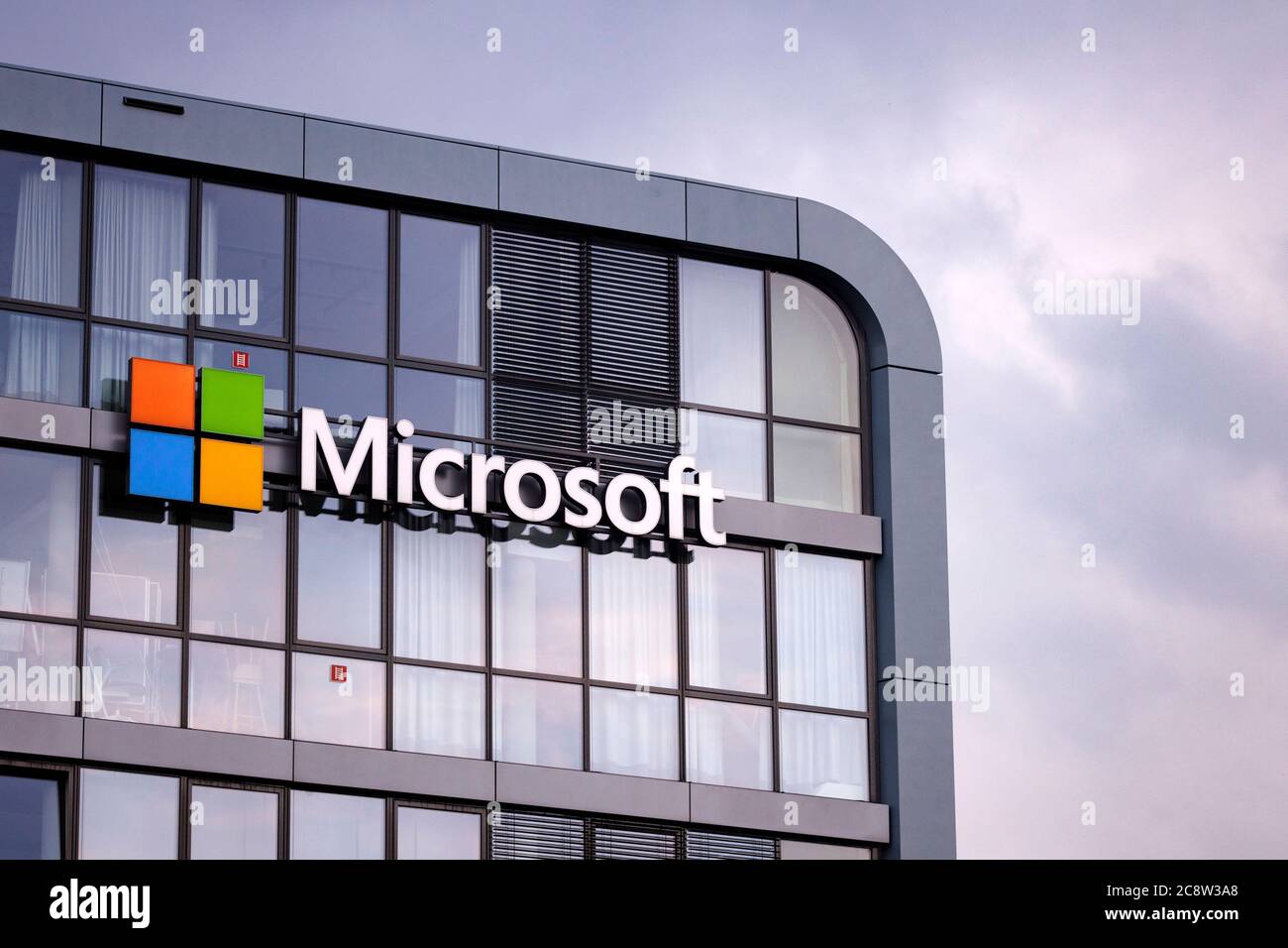 Köln, Deutschland. Juli 2020. Logo der Microsoft Corporation am Hauptsitz der Microsoft Deutschland GmbH in Rheinauhafen. Köln, 24. Juli 2020 Quelle: dpa/Alamy Live News Stockfoto