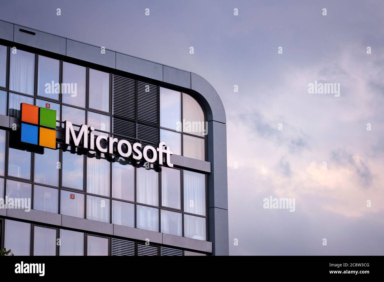 Köln, Deutschland. Juli 2020. Logo der Microsoft Corporation am Hauptsitz der Microsoft Deutschland GmbH in Rheinauhafen. Köln, 24. Juli 2020 Quelle: dpa/Alamy Live News Stockfoto