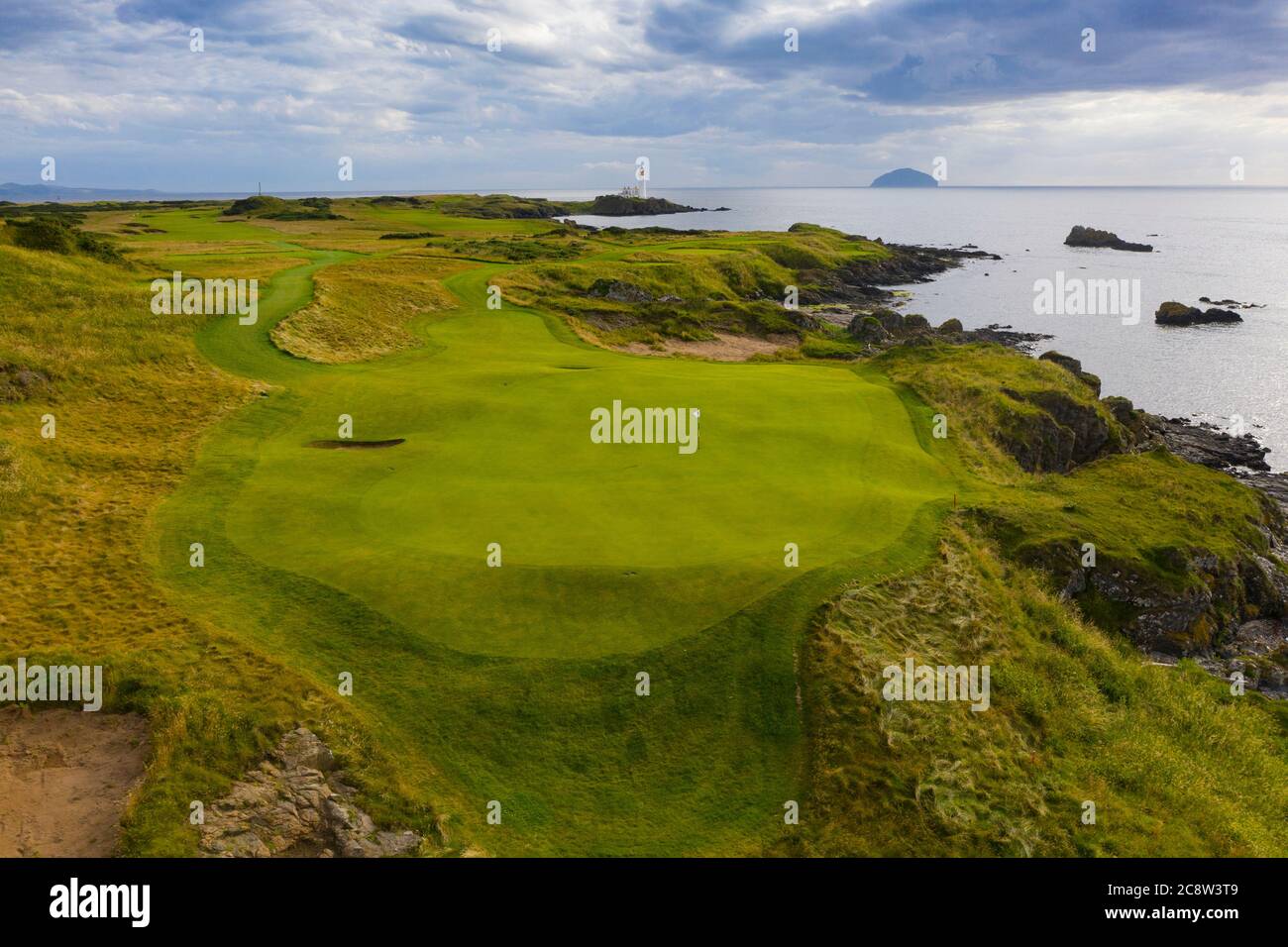 Luftaufnahme des neuen Maidens 11. Loch Par 3 auf dem Ailsa Golfplatz im Trump Turnberry Resort in Ayrshire, Schottland, Großbritannien Stockfoto