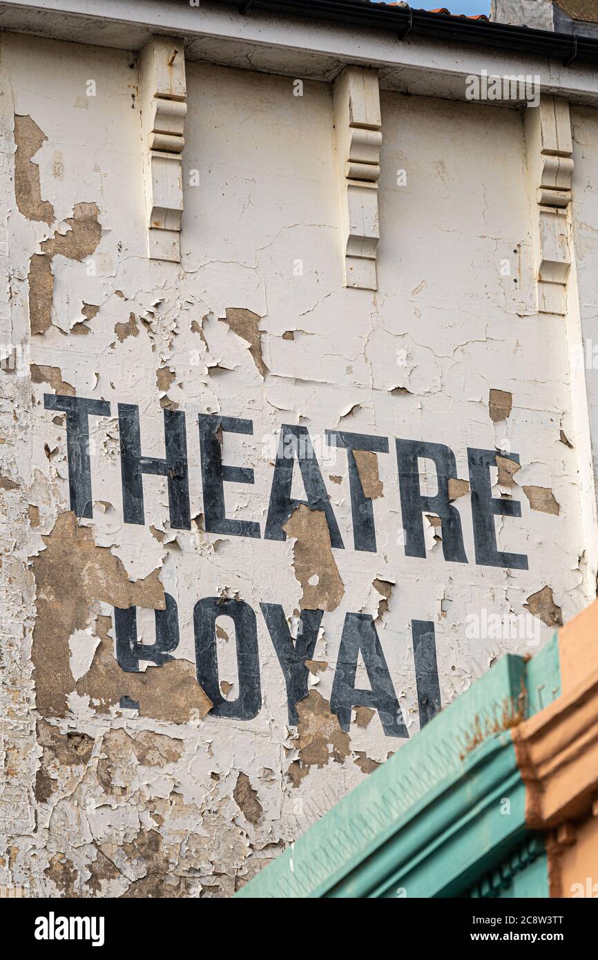 Verblasste Farbe abblätterndes Schild des Theatre Royal BrightonNew Road, Brighton, East, Sussex, Großbritannien Stockfoto