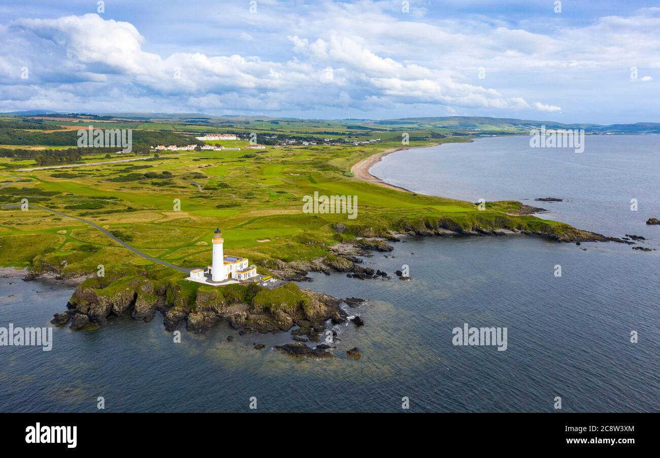 Luftaufnahme des Leuchtturms auf dem 9. Green auf dem Ailsa Golfplatz im Trump Turnberry Resort in Ayrshire, Schottland, Großbritannien Stockfoto