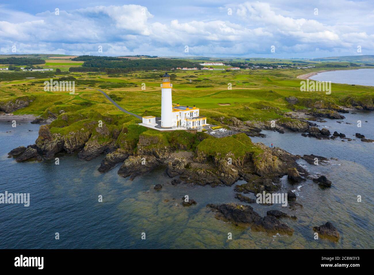 Luftaufnahme des Leuchtturms auf dem 9. Green auf dem Ailsa Golfplatz im Trump Turnberry Resort in Ayrshire, Schottland, Großbritannien Stockfoto