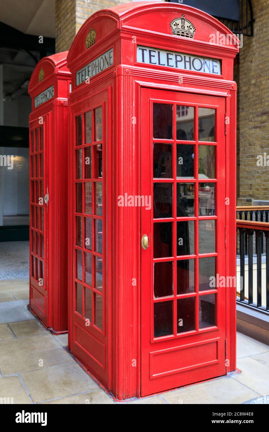 Rote Telefonzelle, ikonische britische Telefonzellen oder Telefonzellen in London, England, Großbritannien Stockfoto