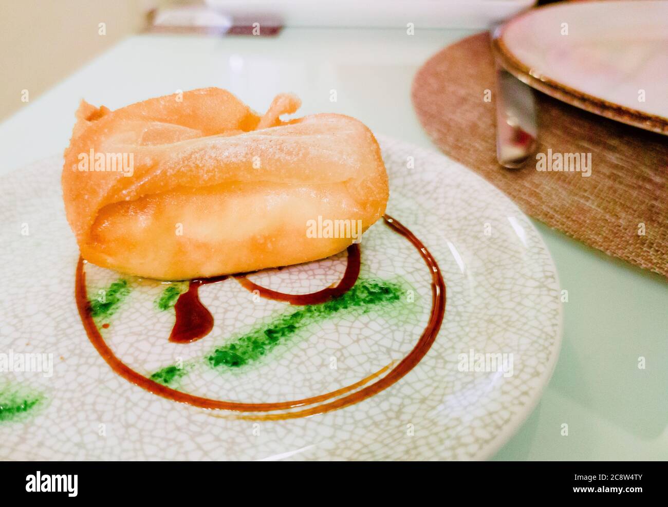 Gebratene Knödel mit Käse und Garnelen Stockfoto