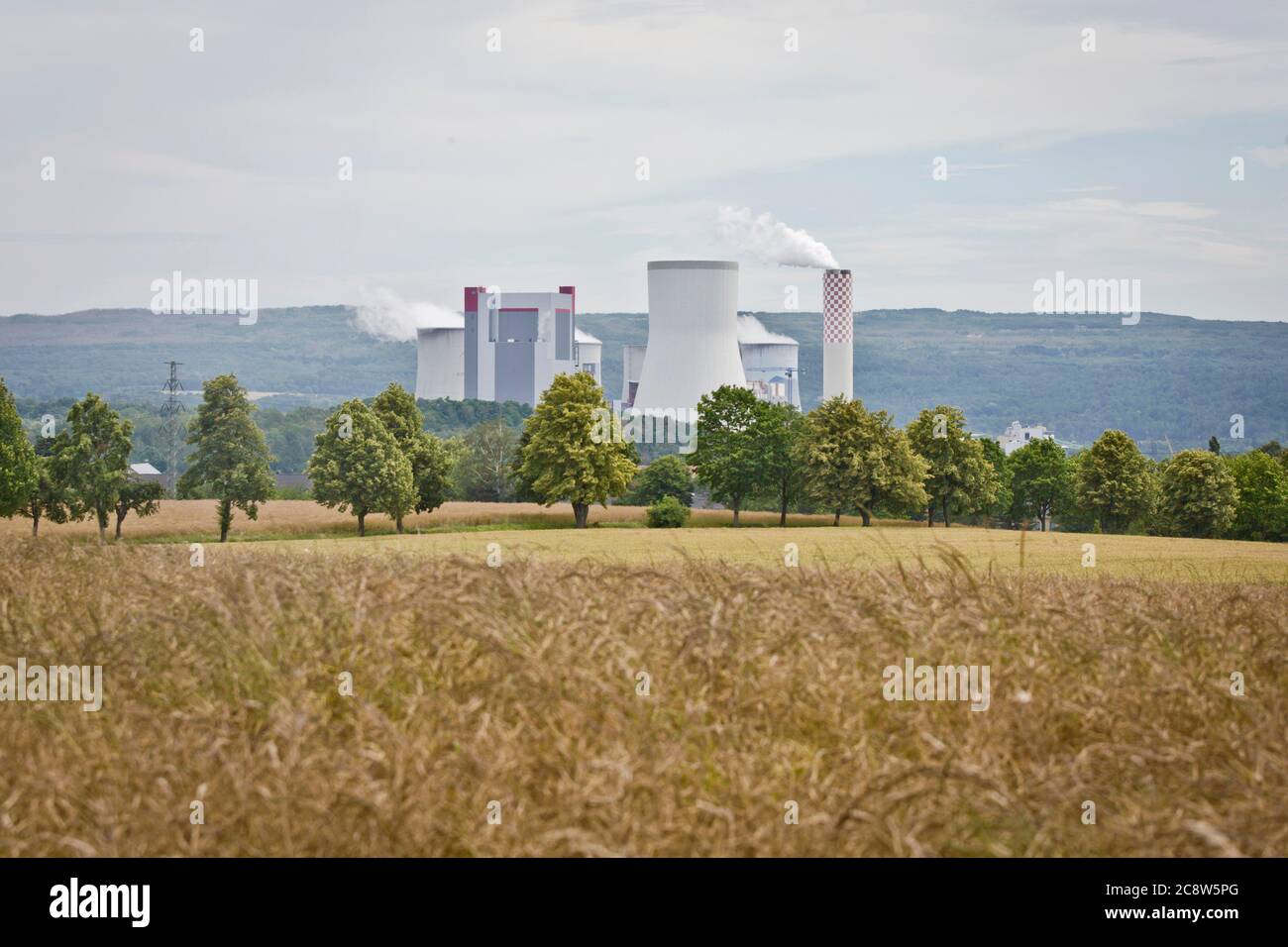 Deutschland. Juli 2020. Blick aus Deutschland auf Kühltürme aus dem polnischen Braunkohlekraftwerk Turow. Quelle: dpa/Alamy Live News Stockfoto