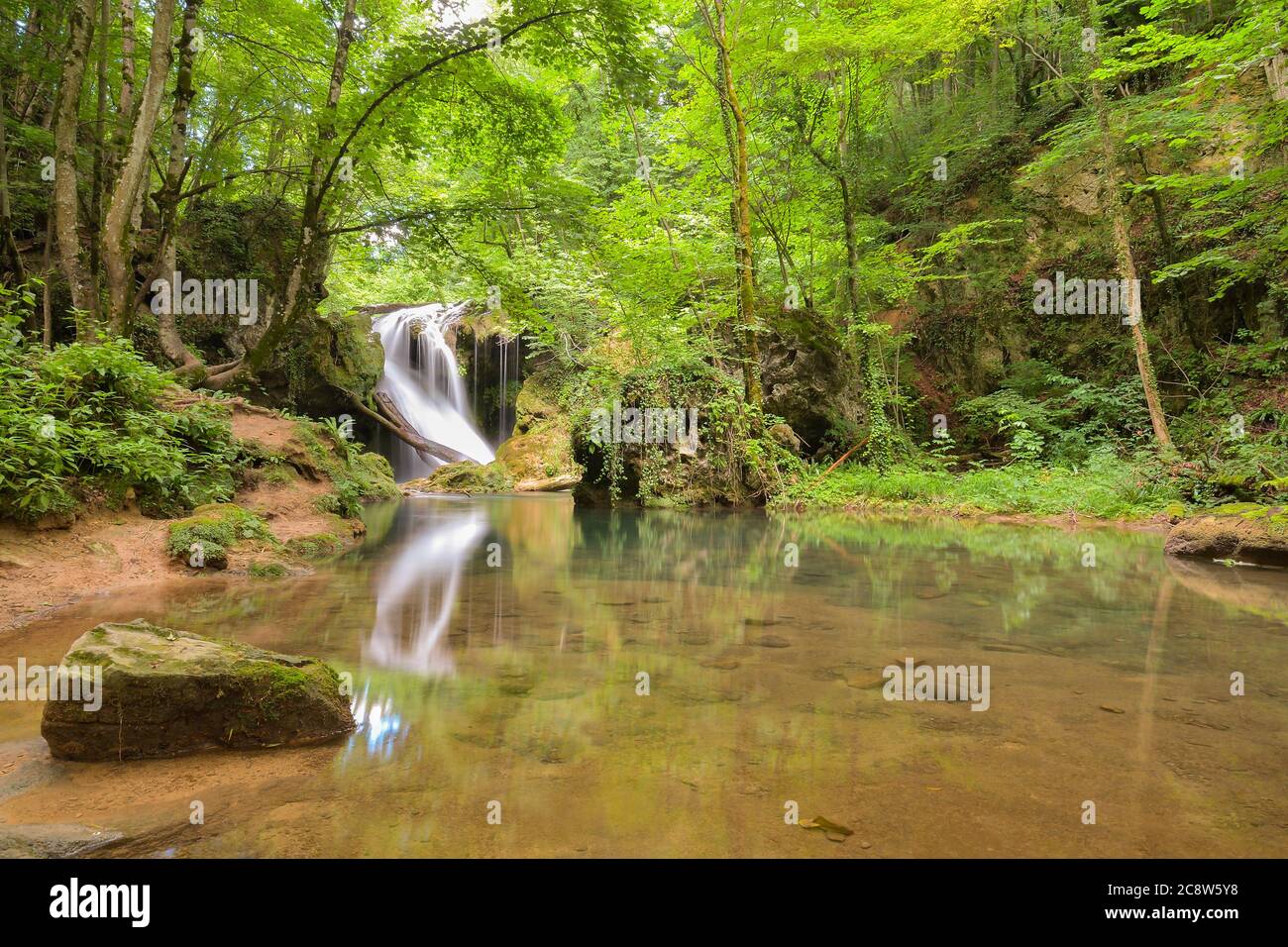 Langzeitbelichtung des schönen La Vaioaga Wasserfall mit grünem Moos, Beusnita, Cheile Nerei Nationalpark, Caras Severin, Rumänien Stockfoto