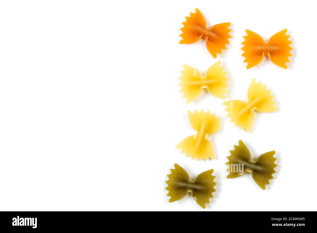 Farbige Farfalle Fliege Pasta isoliert auf weißem Hintergrund Stockfoto