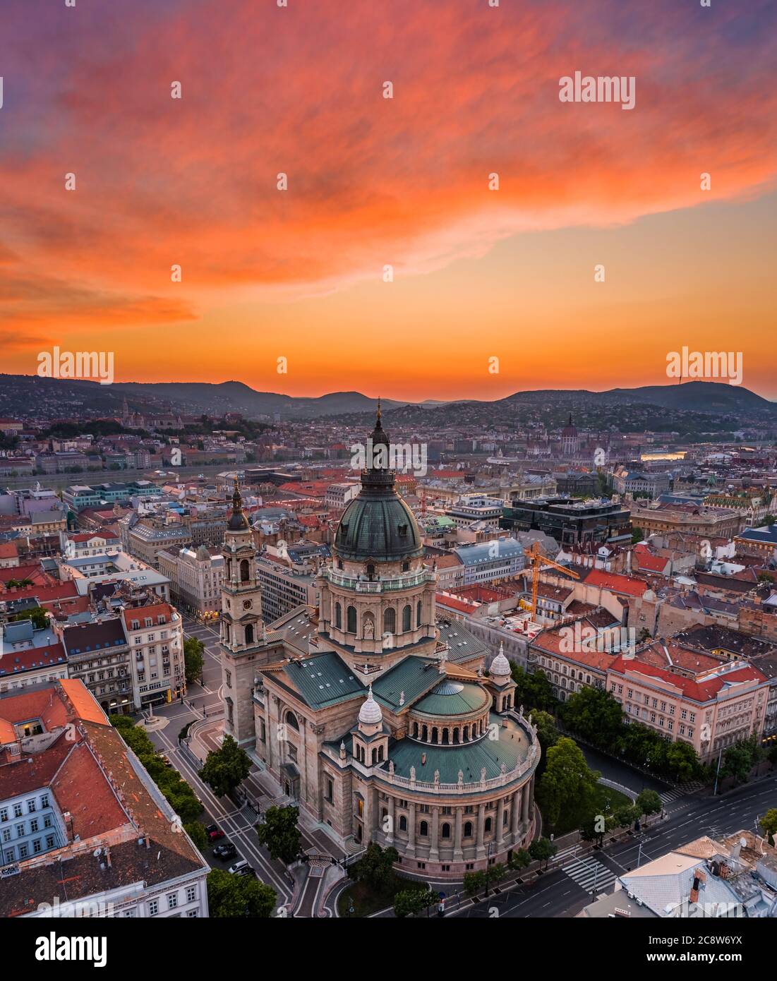 Budapest, Ungarn - Luftpanoramik Skyline Blick auf St. Stephen's Basilica mit einem erstaunlichen bunten Sonnenuntergang und Parlamentsgebäude, Fisherman's Basti Stockfoto