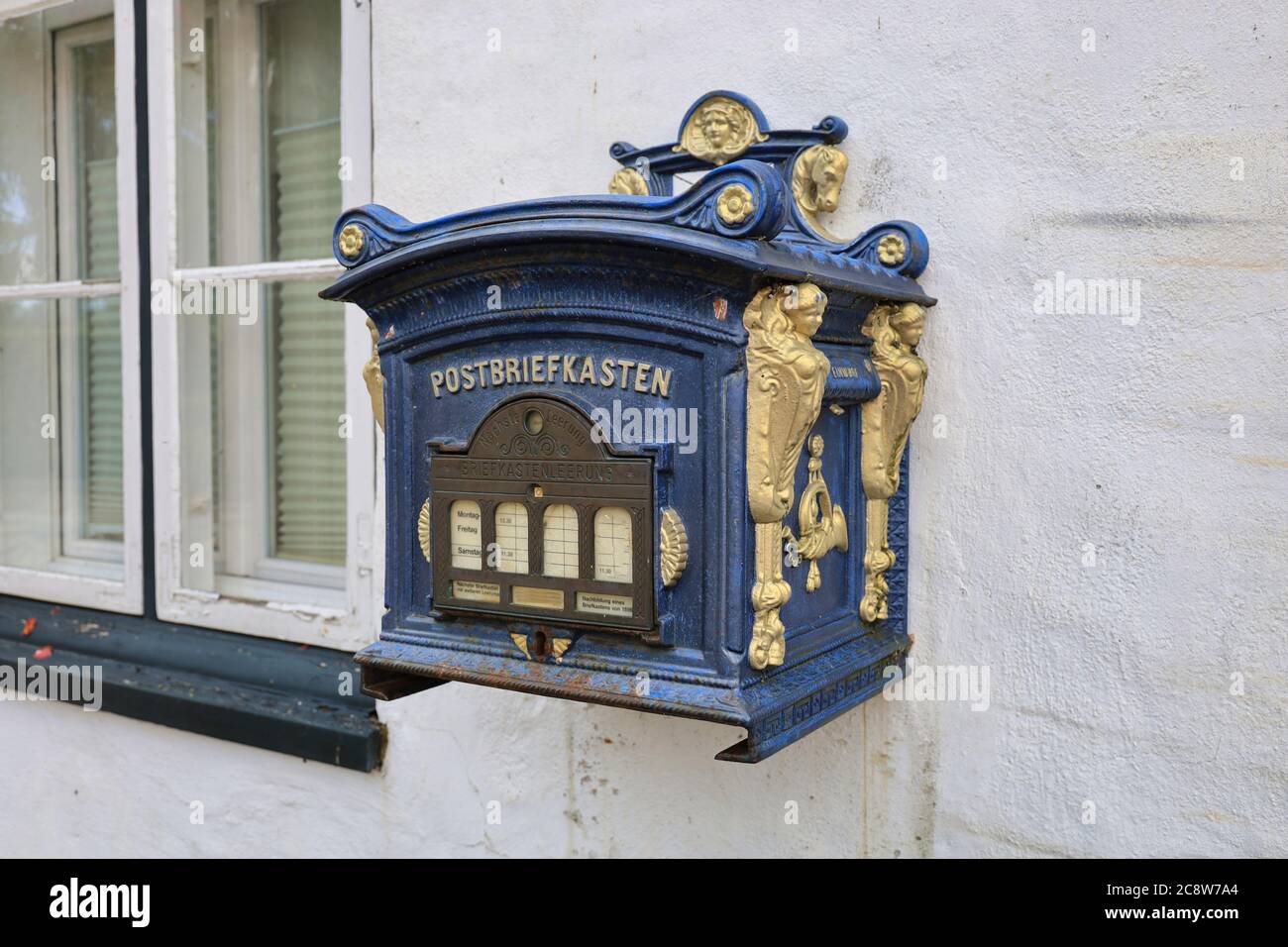 Glucksburg, Deutschland, historischer Briefkasten in der Nähe von schloss  gluecksburg Stockfotografie - Alamy