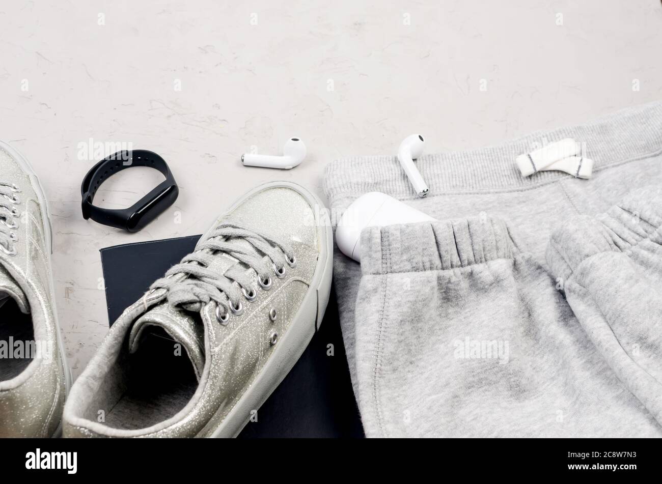 Damen Sport oder Freizeit graue Kleidung, Turnschuhe, Socken und gestrickte Sporthosen Stockfoto