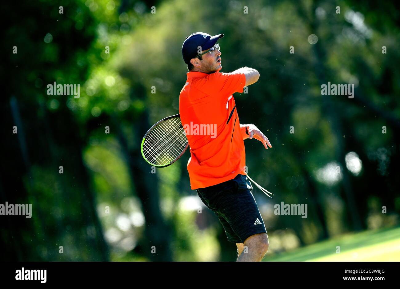 Ein Tennisspieler schlägt den Ball während eines Grass Roots Tennis Match in Victoria Australien Stockfoto