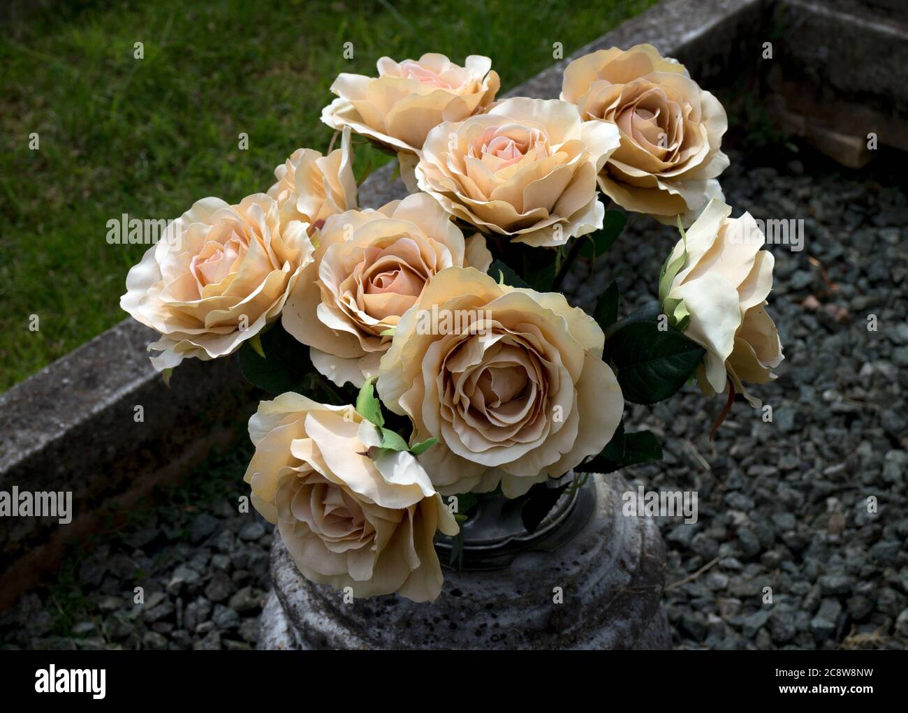 Künstliche Blumen auf einem Grab, Großbritannien Stockfoto