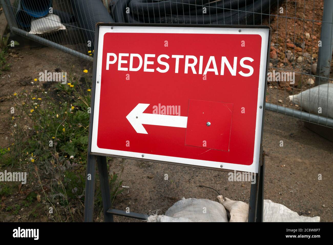 Fußgänger Umleitung Schild an der Straße arbeitet, Großbritannien Stockfoto