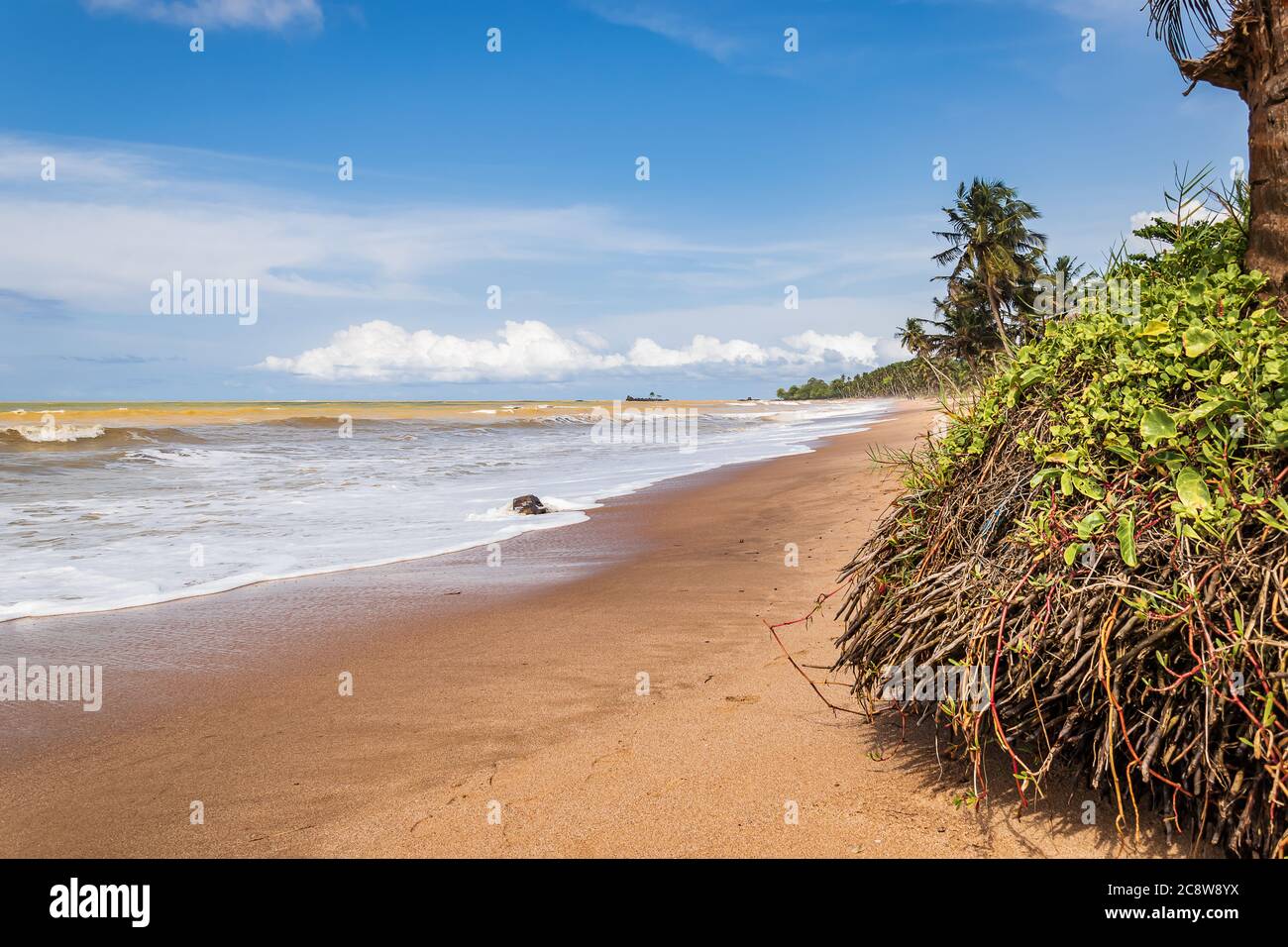Westküste von Afrika mit einem leeren und schönen Strand außerhalb Axim Ghana Westafrika Stockfoto