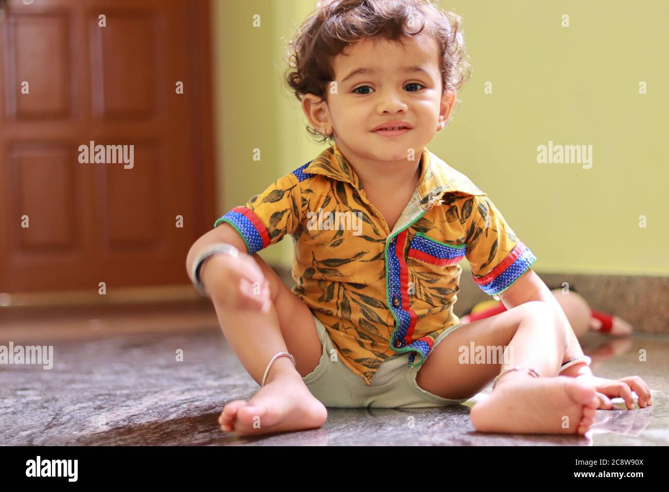 Drinnen Porträt eines kleinen Kindes (Kind) zu Hause Stockfoto