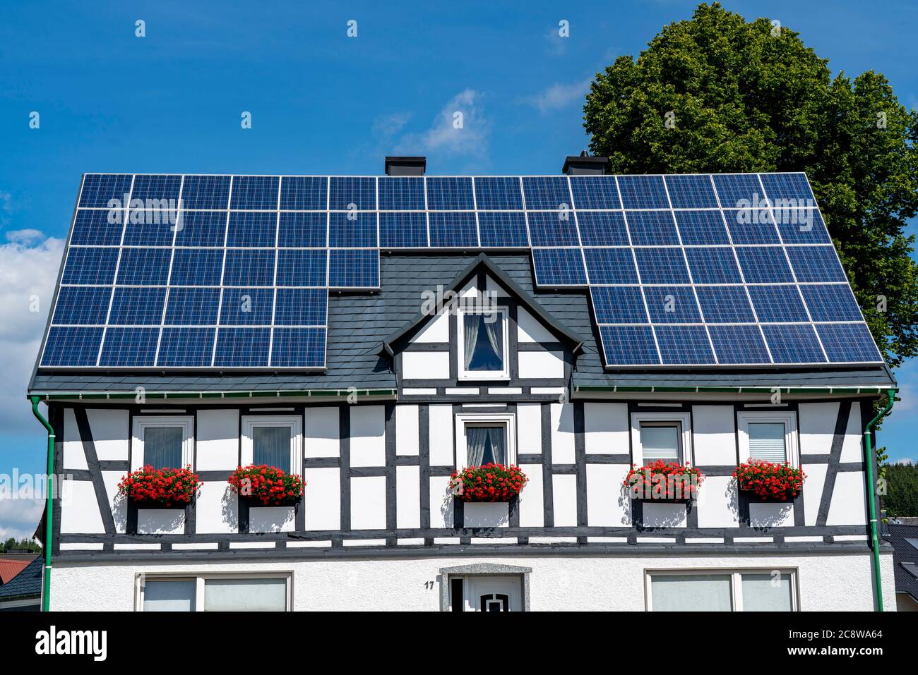 Fachwerkhaus mit Solardach, Solarmodule auf dem Schrägdach, bei Bad Berleburg, NRW, Deutschland, Stockfoto