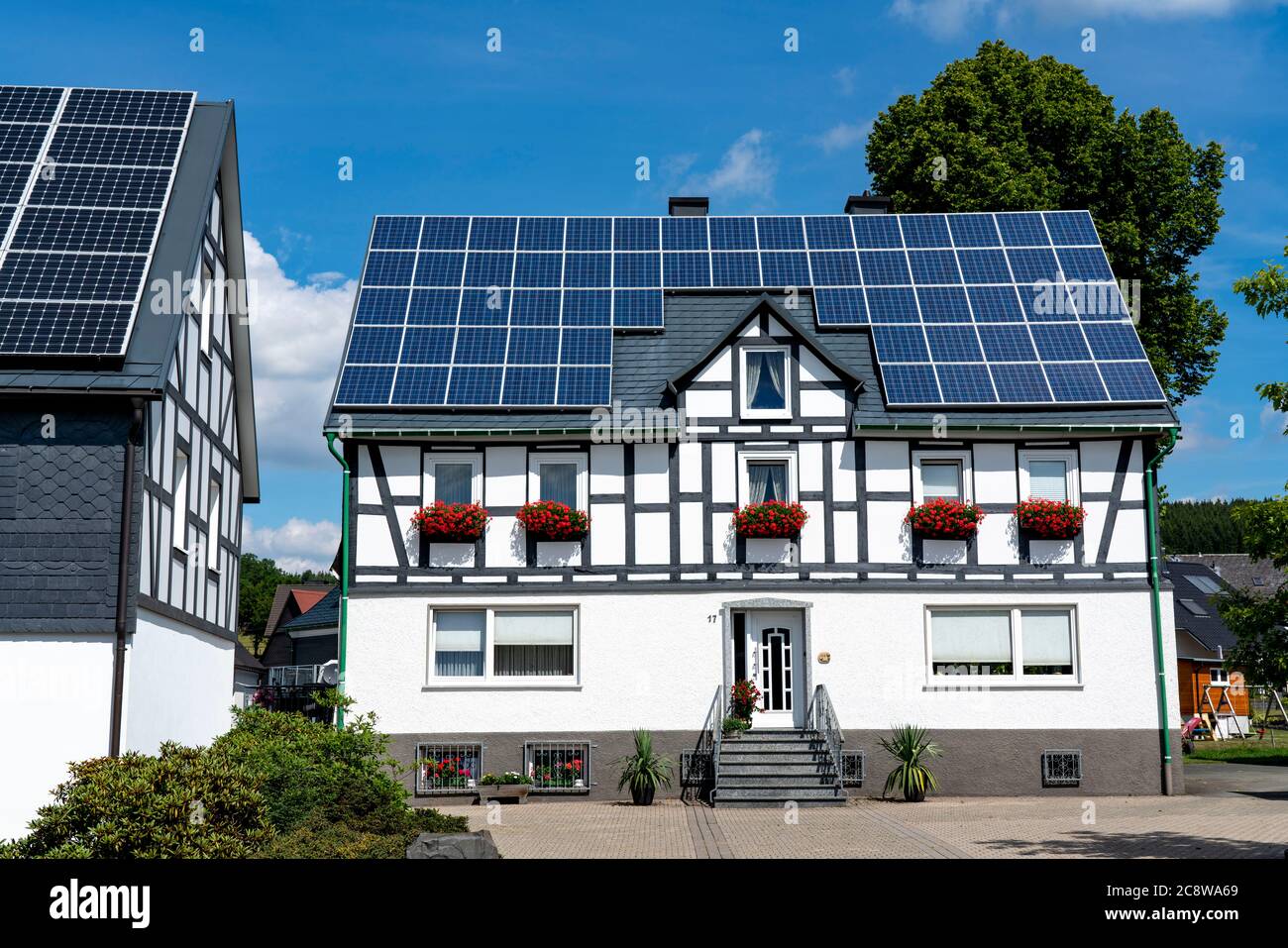 Fachwerkhaus mit Solardach, Solarmodule auf dem Schrägdach, bei Bad Berleburg, NRW, Deutschland, Stockfoto