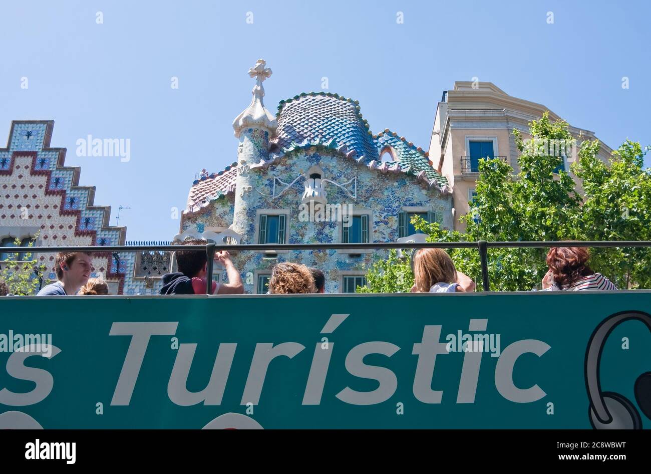 Bus um das Haus Batlle (Casa Batllo) Gaudi. Barcelona, Spanien Stockfoto