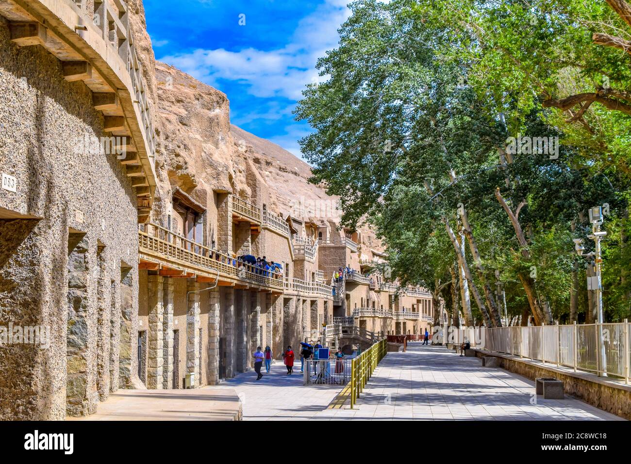 Der Tourist, der UNESCO Weltkulturerbe Mogao Höhlen in Dunhuang, Gansu, China.Mogao bekannt als die Höhlen der tausend Buddhas Stockfoto