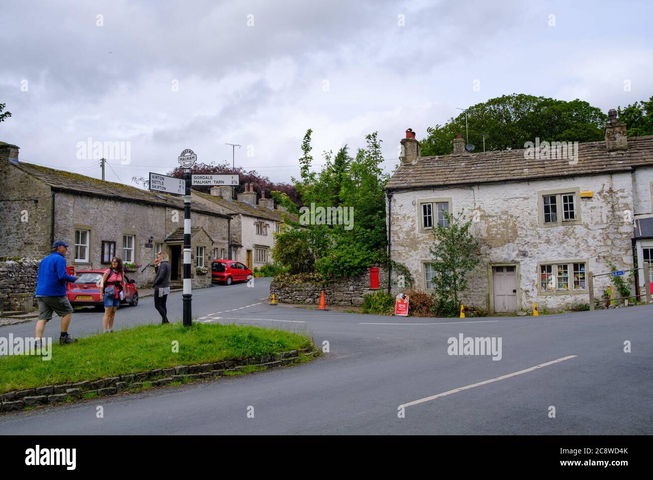Besucher im hübschen Dorf Malham in den North Yorkshire Dales, Großbritannien. Stockfoto